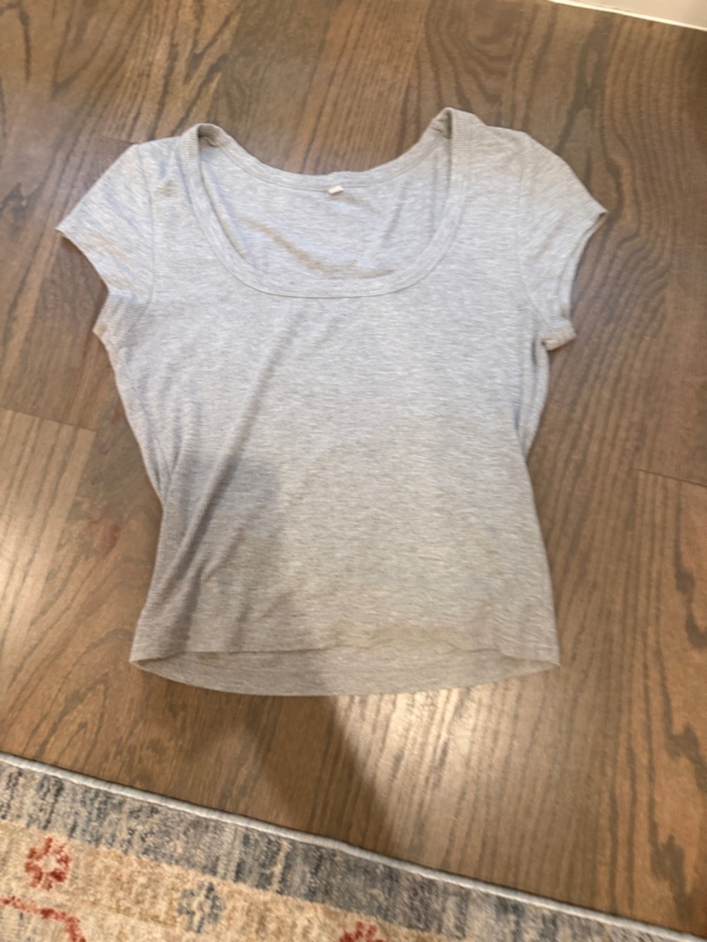 AMAZON Classic Scoop Neck Short Sleeve Top - Light Gray